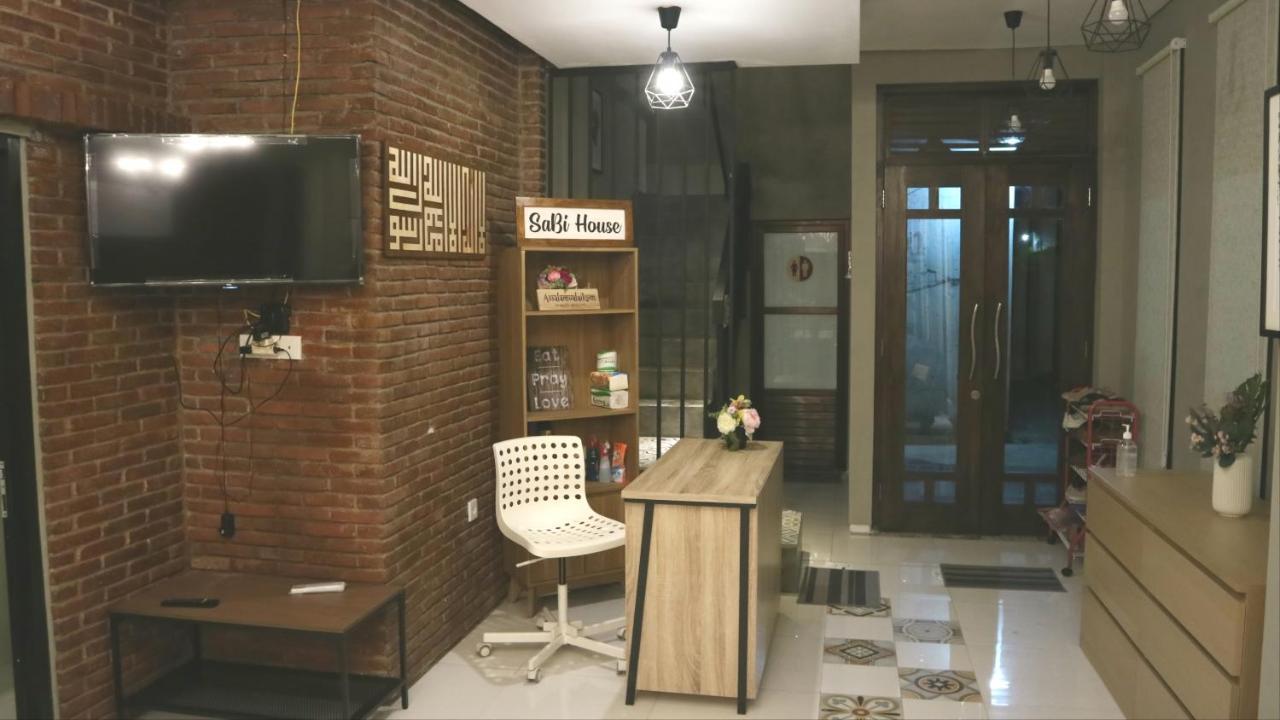 Sabi Guest House - Strategic Family -Married Couples Only- Hostel In Prawirotaman Джокьякарта Экстерьер фото