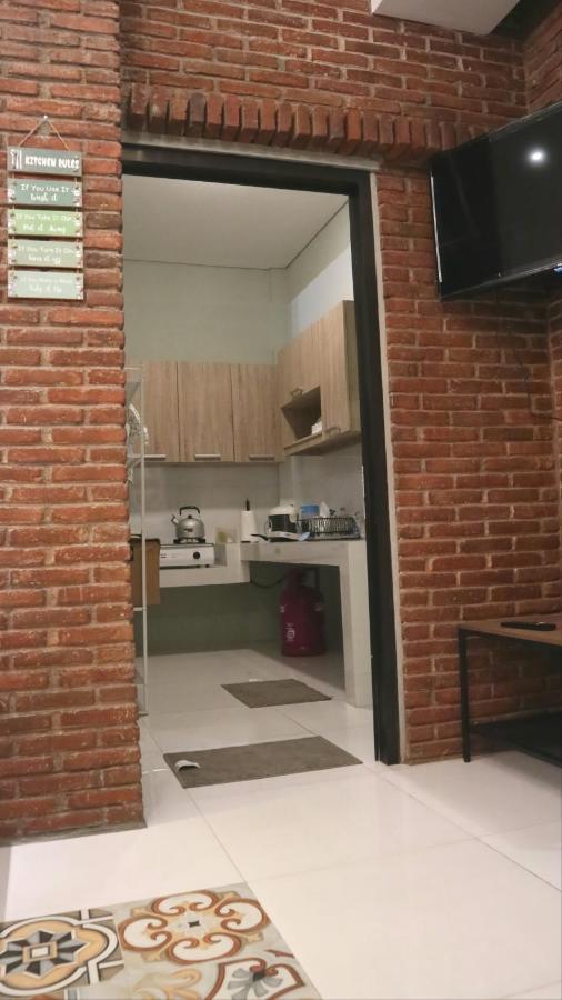 Sabi Guest House - Strategic Family -Married Couples Only- Hostel In Prawirotaman Джокьякарта Экстерьер фото