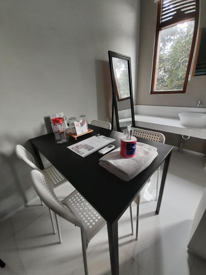 Sabi Guest House - Strategic Family -Married Couples Only- Hostel In Prawirotaman Джокьякарта Экстерьер фото