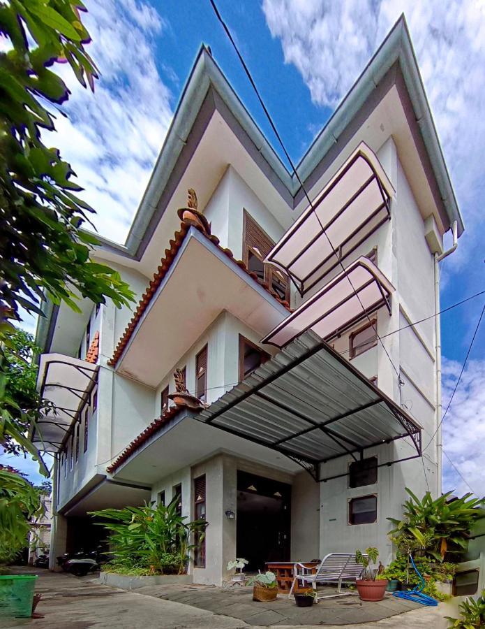Sabi Guest House - Strategic Family -Married Couples Only- Hostel In Prawirotaman Джокьякарта Экстерьер фото