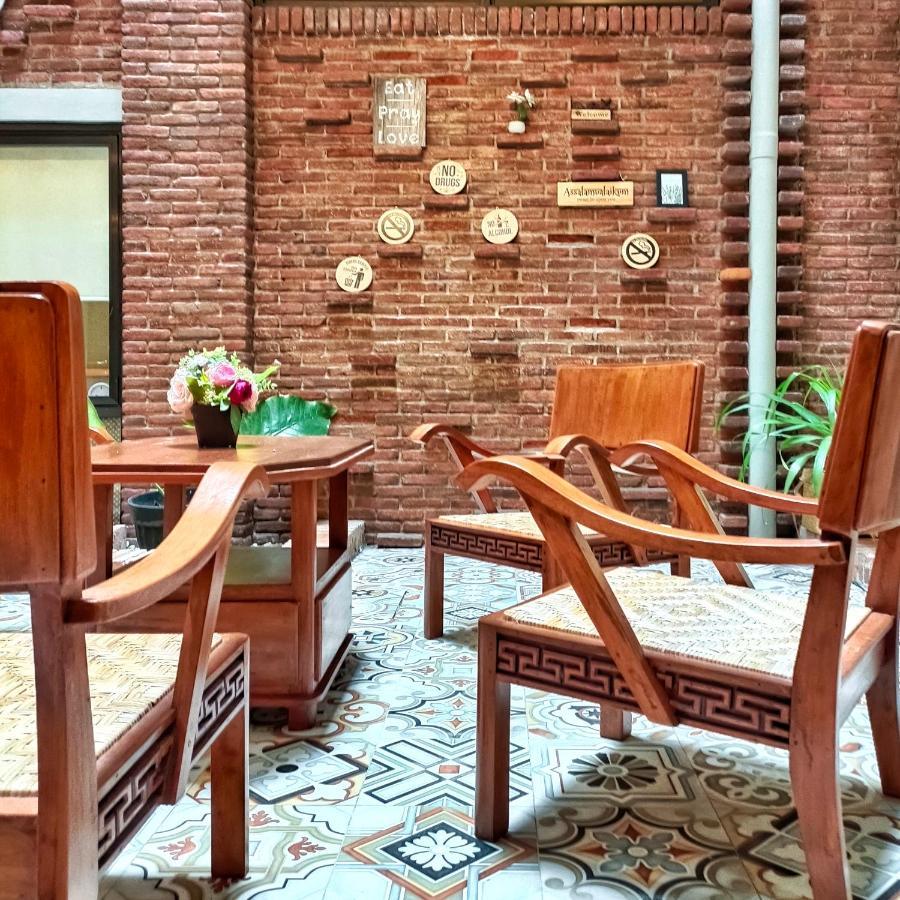 Sabi Guest House - Strategic Family -Married Couples Only- Hostel In Prawirotaman Джокьякарта Экстерьер фото